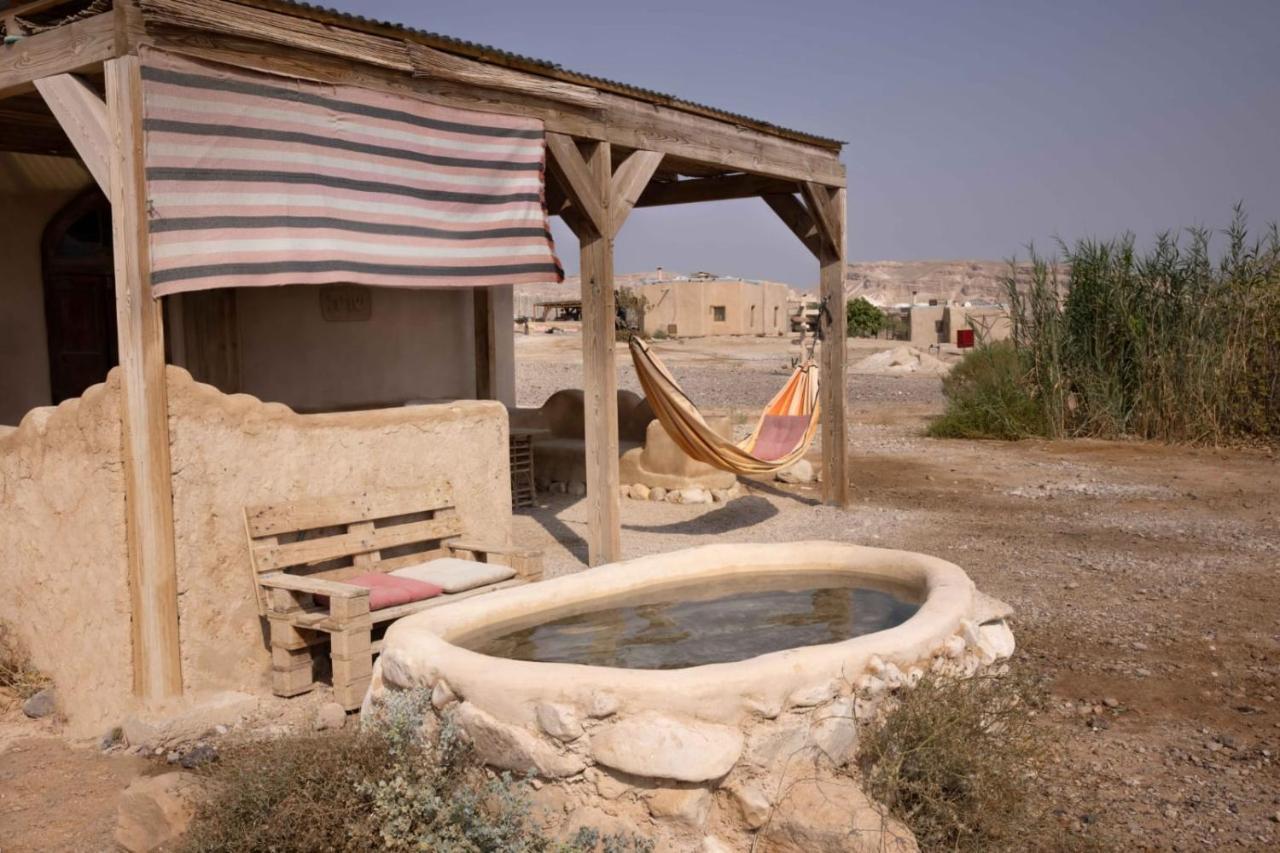 Desert Days Mud Cabin's * Tzukim