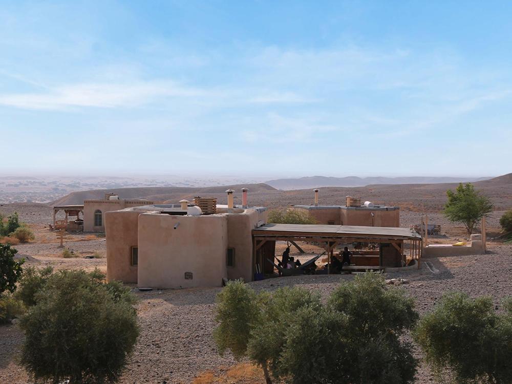 Desert Days Mud Cabin's * Tzukim