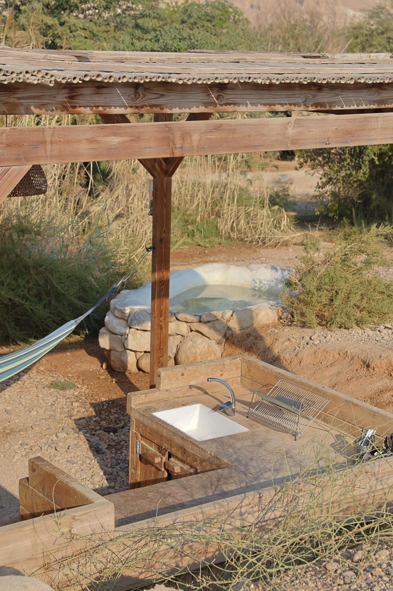 Desert Days Mud Cabin's * Tzukim