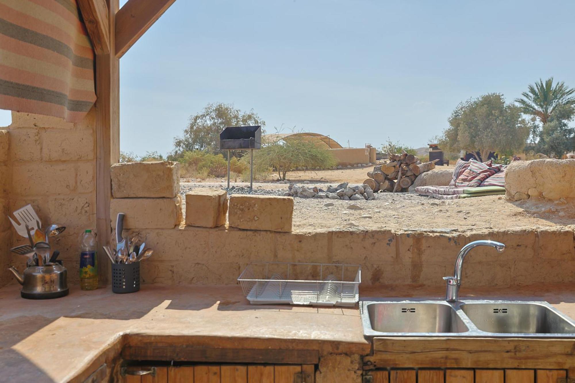 Desert Days Mud Cabin's Lodge *